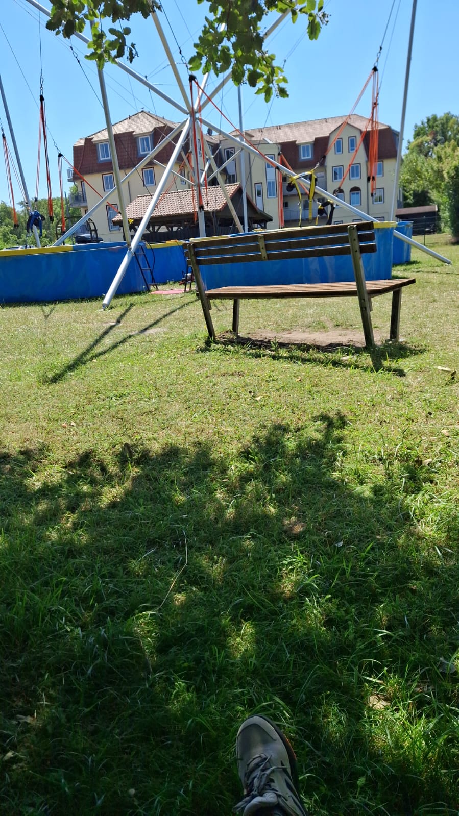 Gemütliche Bank neben der Trampolin-Anlage
