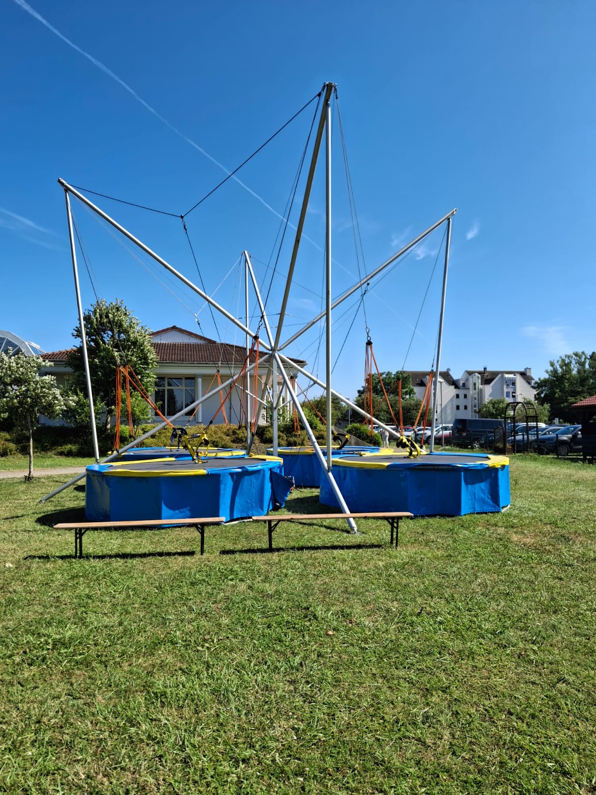 Vier-Bett-Bungee-Trampolin an sonnigem Tag