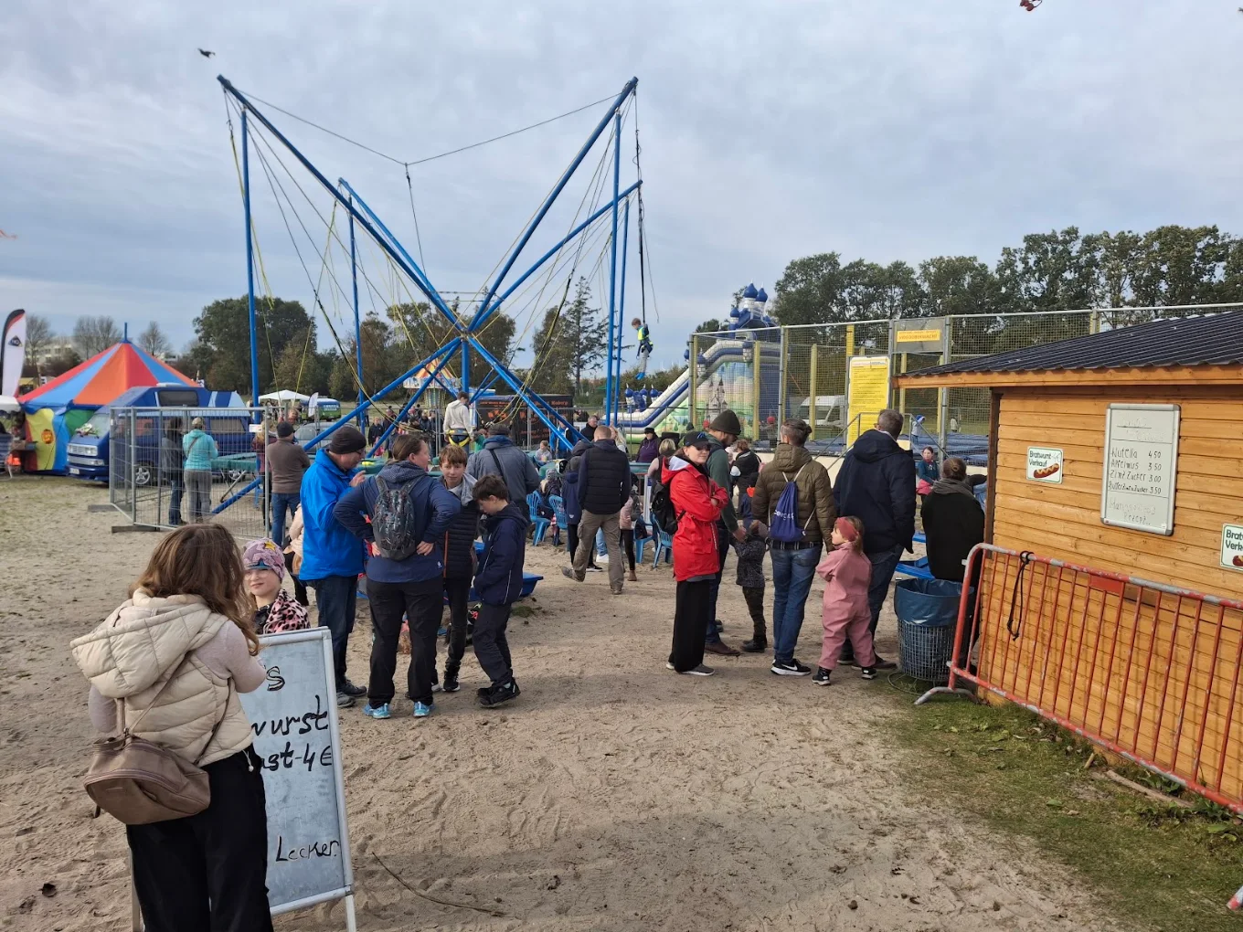Volles Treiben am Trampolin-Platz mit Poffertjes-Hütte