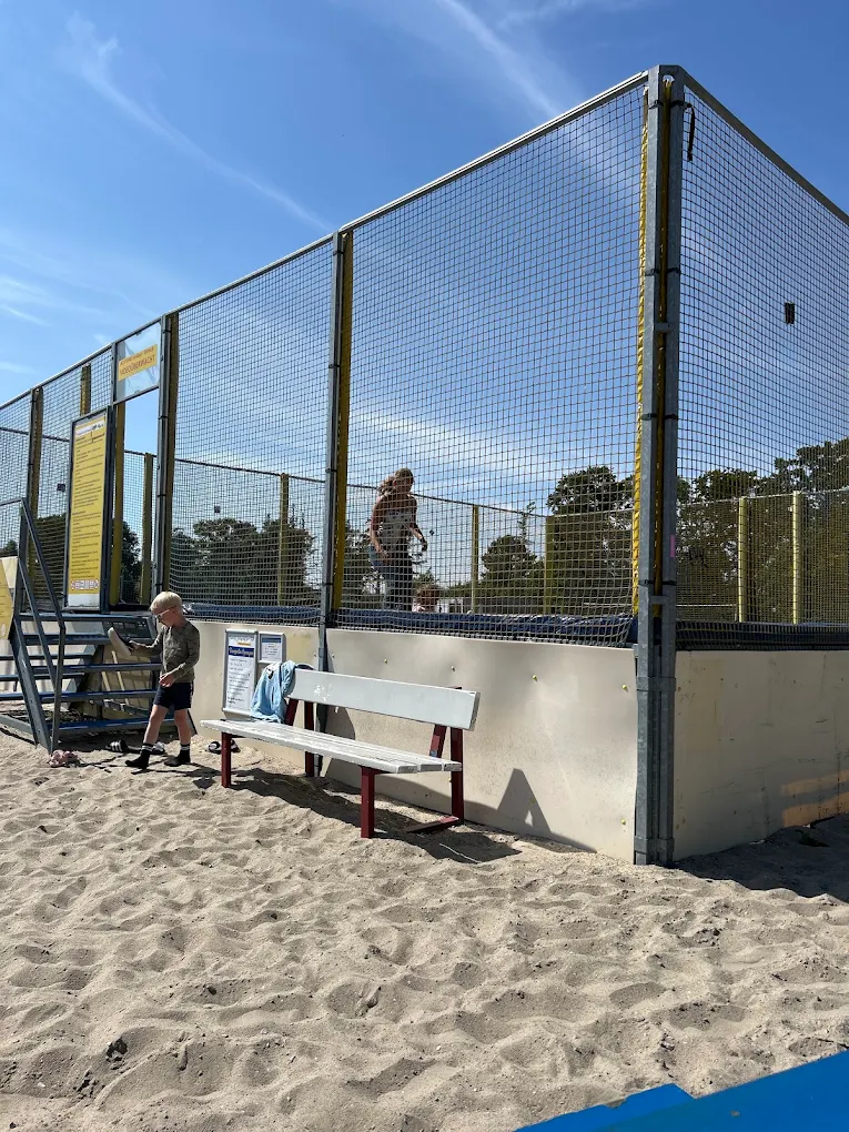 Trampolin-Käfig neben dem Spielplatz an der Promenade
