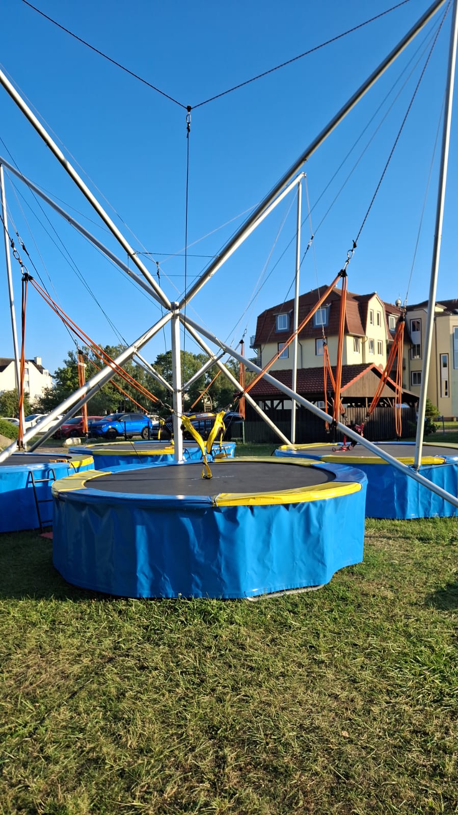 Blau-gelbes Trampolin-Bett aus der Nähe