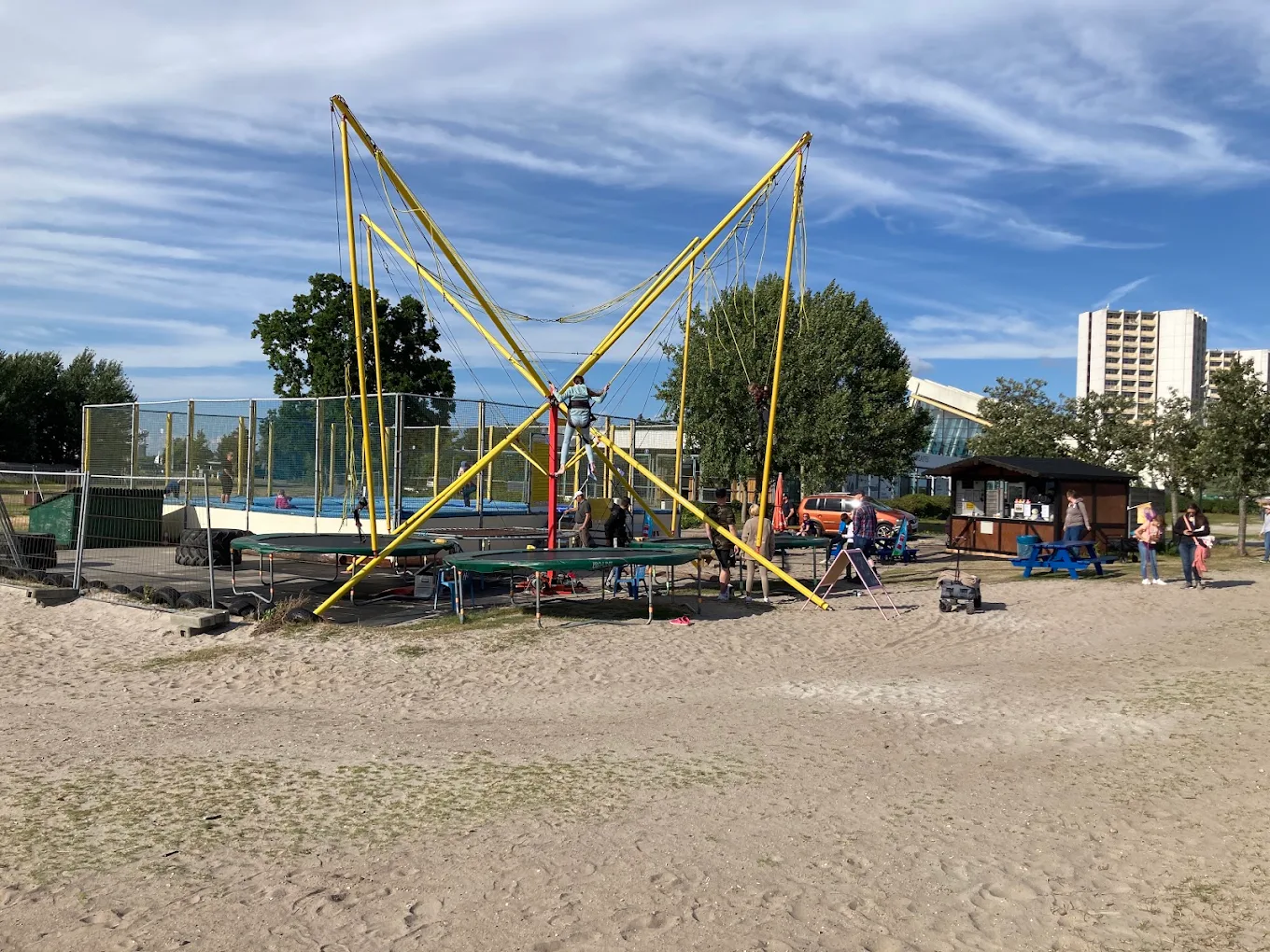 Gelbes Bungee-Trampolin und Poffertjes-Hütte