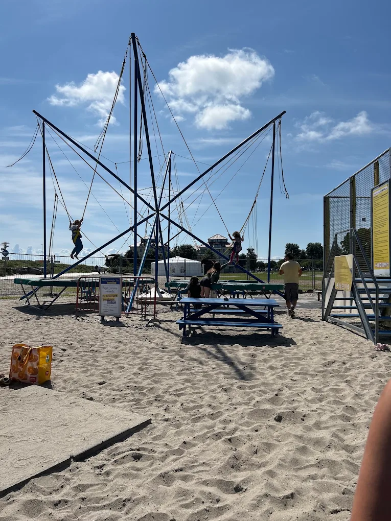 Bungee-Trampolin am Strand mit Kindern