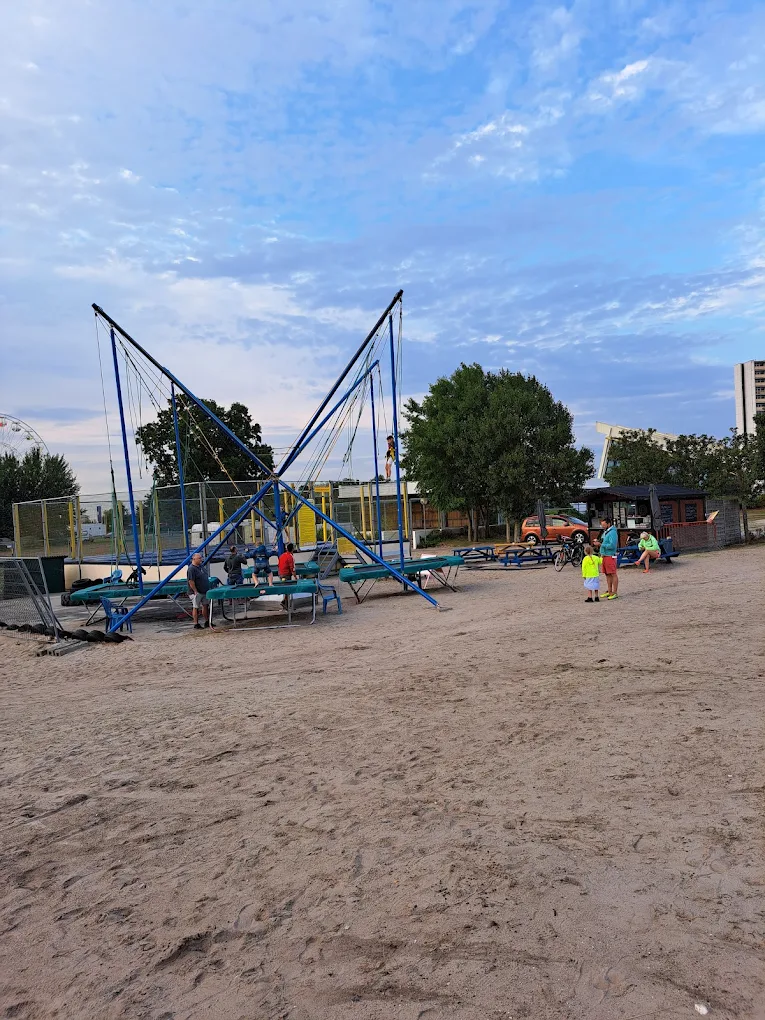 Blaues Trampolin in der Abendsonne