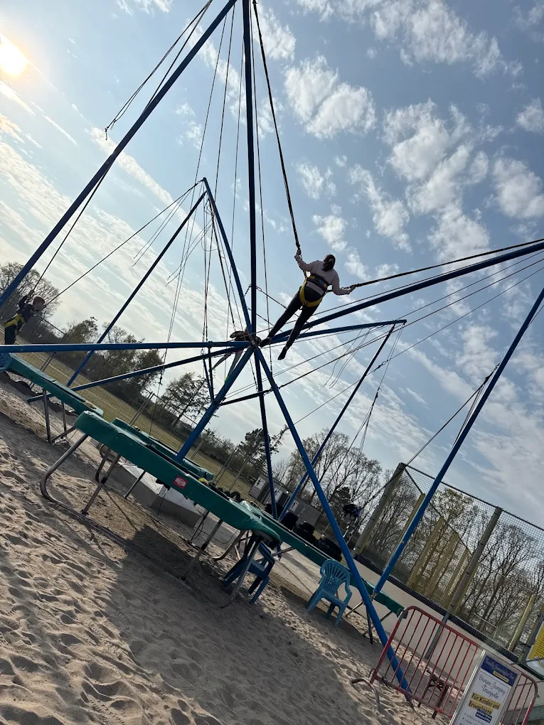 Sprung in den Ostsee-Himmel bei Sonne