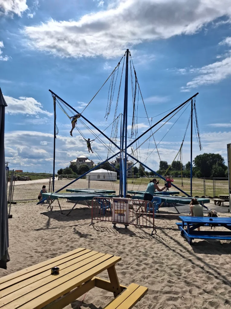 Kinder schwingen am blauen Bungee-Trampolin